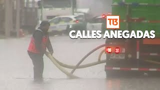 Reportan diversas calles anegadas por lluvias en Santiago