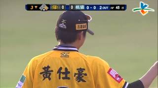 20130803 CPBL 象VS桃猿 3下 林智平闖三壘被觸殺出局, 黃仕豪跌坐在地