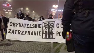 Nowy Rok w kordonie policyjnym. Przez 6 godzin policja trzymała protestujących przeciw zakazom