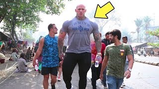 When Real Life Giant Bodybuilder Martyn Ford walks on Streets Of Mumbai To Visit Dharavi