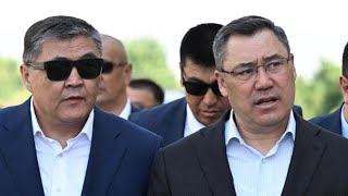 Садыр Жапаров и Камчыбек Ташиев посмотрели новые жилые комплексы в Сузаке