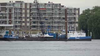 Kraanschip aan het werk in Drechtsteden | Binnenvaart