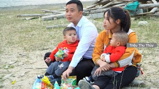 Single mother harvests vegetables on the farm and goes out with family