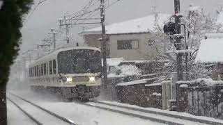 [大雪の中を通過！]221系 NA405編成 普通京都行き 通過