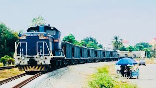 รถจักร JNR รุ่น DD51 1137 มารอโรยหินบริเวณจุดตัดทางรถไฟทางด้านเหนือของสถานีบ้านโป่ง