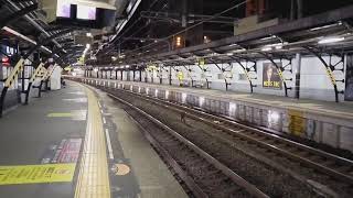 桜ノ宮駅を323系が通過