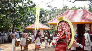 Raktha Chamundi Theyyam at Pariyaram Nanmadam (www.travelkannur.com)