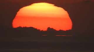 Sortida de sol darrera uns núvols de la Costa Brava des de Montjuic.