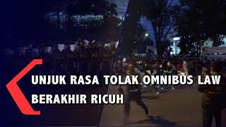 Massa Aksi Tolak Omnibus Law, Bentrok Dengan Polisi dan Rusak Fasum