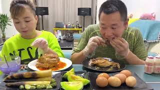 为了能多吃点你是想尽办法啊#光盘行动拒绝浪费#eating show#eating challenge#husband and wife eating food