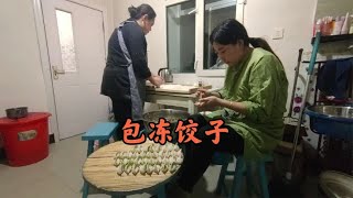 东北农村有一种饺子叫冻饺子 包好的饺子放到室外 一会就冷冻上【乡野吉祥】