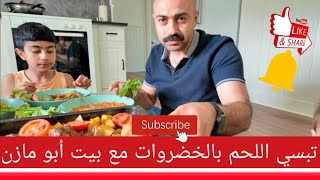 عراقي يأكل بشراهة صينية لحم مشويه بالخضروات مع البرغل الاحمر