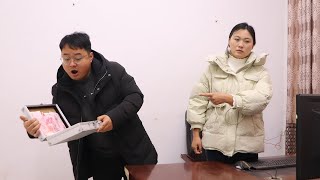 丈夫不工作每天找妻子要钱，当妻子公司面临破产时，丈夫却拿出300万【农村微情剧】