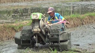 Wah...Hebat Si Mbah...!! Masih Kuat Mengoperasikan Traktor Sawah Quick G600