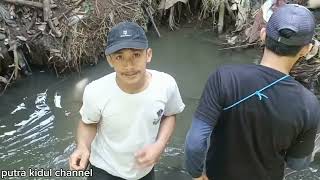 ngebolang,mencari ikan di sungai pinggir sawah