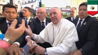 Papież Franciszek traci cierpliwość, gdy prawie upada na niepełnosprawne dziecko