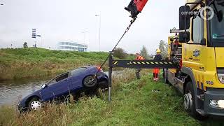 Auto belandt in sloot langs A28, bestuurder gaat op dak zitten