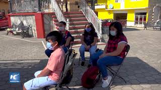 Maestro mexicano lleva clases a niños de la sierra de Querétaro en su camioneta