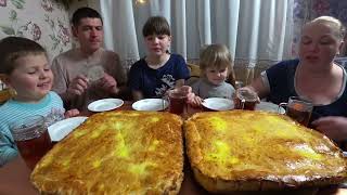 мукбанг пирог с мясом и закрытая пицца