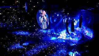 COLDPLAY live o2world BERLIN 21.12.2011.00:51sec! feel it ..AMAZING GLOW BANDS INTRO-00:51sec!!!