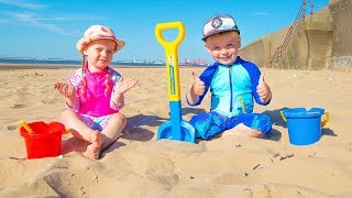 Día de diversión en LA PLAYA! Juega con arena y otros juguetes para niños