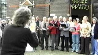 Het Goois Ouderenkoor zingt buiten in 2007