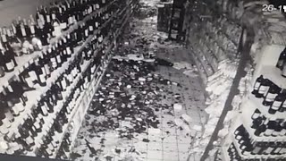 Scary footage! Strong earthquake shocks Sichuan, China!