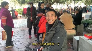 过年之前还要做件事，小英子爸爸带女儿一起去，5元钱就搞定【小英子和小萍子】