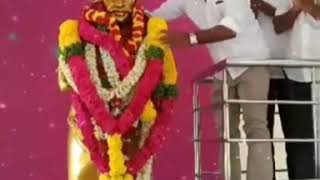 மாவீரர் விருப்பாச்சி கோபால் நாயக்கருக்கு சிவன்ராஜ் நாயக்கர் மாலை அணிவிக்கும் காட்சி