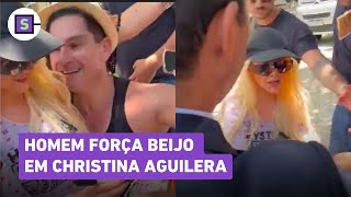 Homem força beijo em Christina Aguilera e segurança protege a cantora