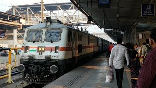 02934 Ahmedabad - Mumbai Central KARNAVATI Express Arriving Surat. [HD]