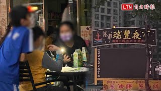 高雄鬧區黑漆漆 學生靠手機照明寫功課