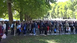 Massive crowds wait in London to pay respects to Queen Elizabeth II