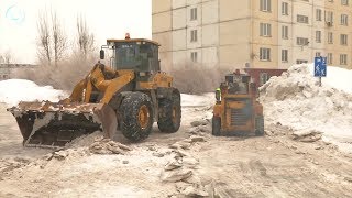 Проезд закрыт. Во дворах Новосибирска полным ходом идёт уборка и вывоз снега