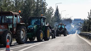 Λάρισα: Πάνω στην ΠΑΘΕ στον κόμβο της Γυρτώνης οι αγρότες