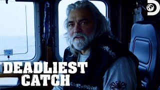 The Cape Caution's Fight to Keep Crab Alive | Deadliest Catch | Discovery