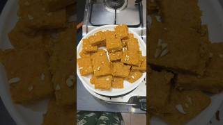 गाजर की बर्फी soft ! बिल्कुल मुंह में घुल जाए ! Gajar barfi l bhut hi testy barfi ki recipe!