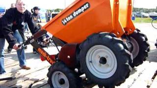 Der Muck-Truck auf dem Laufsteg - the Muck-Truck on the catwalk