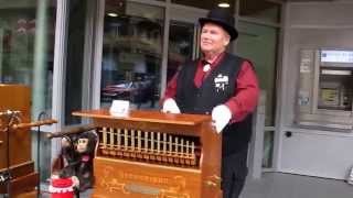 Cool Barrel Organ Player!