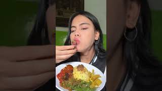 makan nasi padang di pinggir jalan