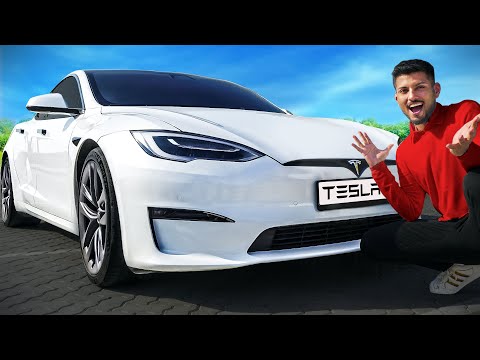 This Car is a Computer ! *Tesla Model S Plaid*