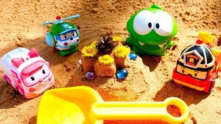 Ам Ням и Робокары играют в Песочнице. Видео для детей