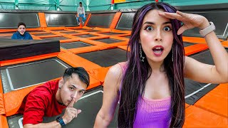 JUGAMOS A LAS ESCONDIDAS EN UN PARQUE DE TRAMPOLINES CON EL SQUAD