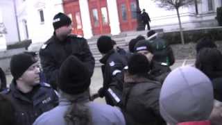 #ДАНСwithme: Полицията прехвърля протестиращ през новите заграждения