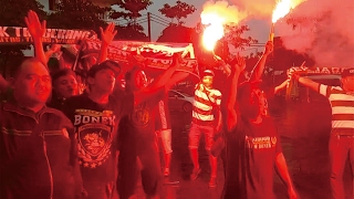 Aksi bonek surabaya menyalakan flare diluar lapangan.