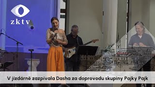 V jízdárně zazpívala Dasha za doprovodu skupiny Pajky Pajk