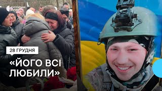 “Його всі любили”: з солдатом Русланом Тараном попрощались в Старому селі