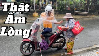 Bà cụ bán hàng rong giữa trời mưa lạnh và cái kết ấm lòng