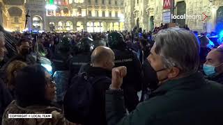 Milano, il dialogo tra un uomo critico della protesta ed una No Green Pass durante la manifestazione