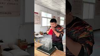 中国气功：玻璃杯被声音震碎了Chinese Qigong: The glass was shattered by the sound#搞笑 #funny #kungfu #performance